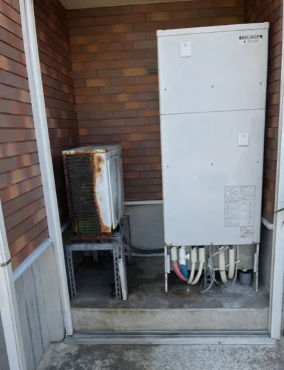 【生駒郡安堵町】配管洗浄がうまく動かなくなったためエコキュートを交換｜CTU-46W1からCTU-46AZ1への施工事例（施工前）