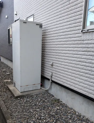 【東近江市】本体下に水たまりができるためエコキュートを交換｜UWH-37110AZUからSRT-S466Uへの施工事例（施工前）