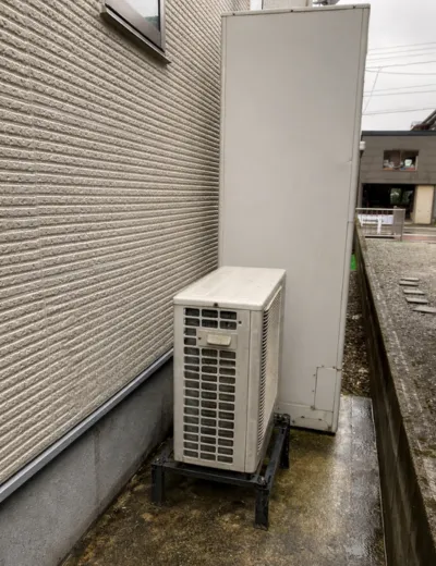 【東近江市】夜間にシャワーの勢いが弱く感じるためエコキュートを交換｜HE-K46BQからSRT-S466Uへの施工事例（施工前）