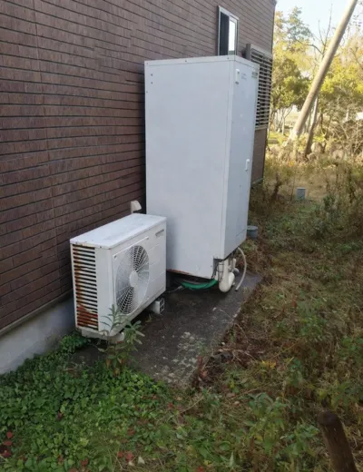 【北葛城郡上牧町】朝は使えても夜になるとお湯がぬるく感じることが増えたためエコキュートを交換｜CTU-37D1A8JからEQX46YFVへの施工事例（施工前）