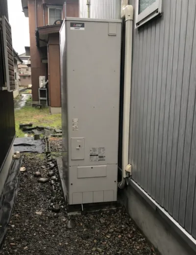 【香芝市】ヒートポンプまわりの水漏れが気になったためエコキュートを交換｜SRT-HPT55WX4からSRT-ST466への施工事例（施工後）