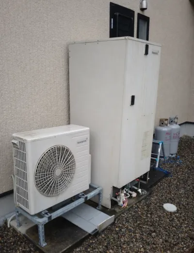 【香芝市】台所とおふろでお湯の出が悪くなったためエコキュートを交換｜HHP-AT465HATRからSRT-S376への施工事例（施工前）