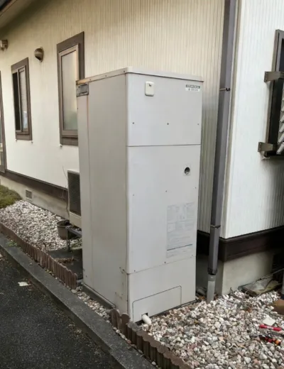 【北葛城郡河合町】台所と浴室でお湯の使い始めに温度差が出るようになったためエコキュートを交換｜CTU-461DA8KからCTU-461NA7への施工事例（施工前）