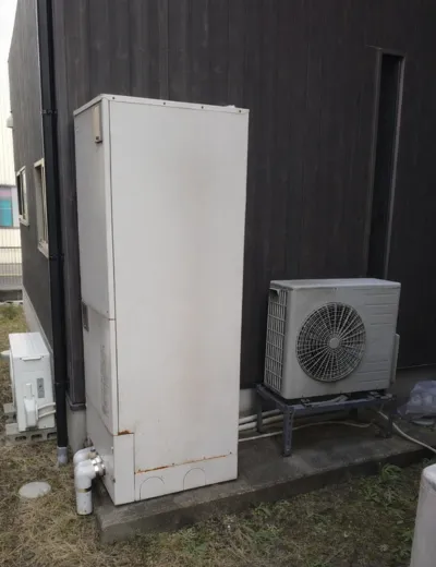 【北葛城郡河合町】台所でお湯を使うと洗面のお湯がぬるくなりやすかったためエコキュートを交換｜BHP-TA372からCHP-37AZ1への施工事例（施工前）