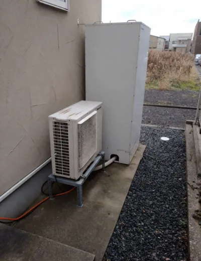 【北葛城郡河合町】おふろの湯はり完了後に浴槽の温度が物足りなく感じるようになったためエコキュートを交換｜HE46D3QからHE-D46FQへの施工事例（施工前）