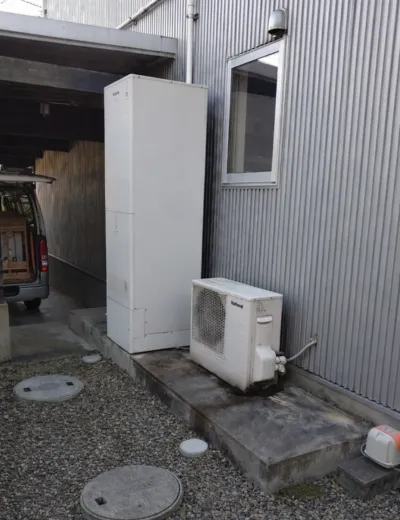 【磯城郡川西町】台所でお湯を使うと浴室のシャワーがぬるくなりやすかったためエコキュートを交換｜HE-K46AQからSRT-S466への施工事例（施工前）