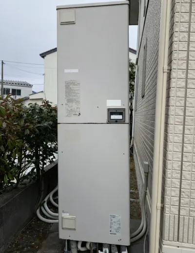 【甲賀市】運転中の音が大きくなったためエコキュートを交換｜SRT-4668WFU-BLからSRT-S376への施工事例（施工前）