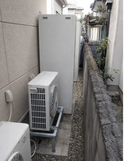 【甲賀市】同時にお湯を使うと湯温が不安定になるためエコキュートを交換｜HHP-AT376HATからCTU-E37AZ1への施工事例（施工前）