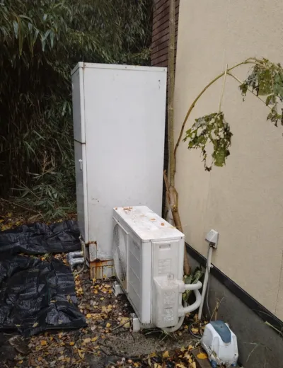 【北葛城郡広陵町】ヒートポンプまわりの水漏れが気になるようになったためエコキュートを交換｜CTU-371D1A9からCTU-46AZ1への施工事例（施工前）