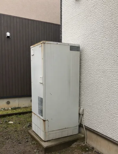 【大津市】ふろ自動の湯はり量がばらつくためエコキュートを交換｜UWH-46110A2UからSRT-S466への施工事例（施工前）