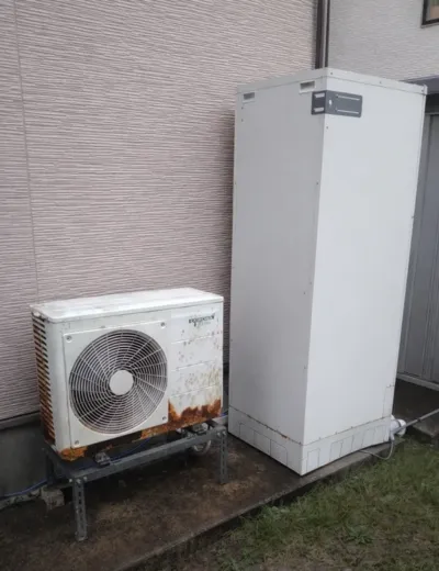 【桜井市】朝はお湯が出るのに夜になるとぬるく感じることが増えたためエコキュートを交換｜CTU-371D1A9からTUA46YFVへの施工事例（施工前）