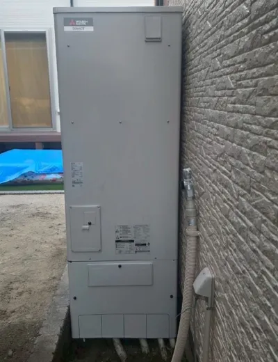 【尼崎市】逃し弁まわりの水が気になる状態が続いたためエコキュートを交換｜SRT-4668WFU-BLからSRT-ST376への施工事例（施工後）