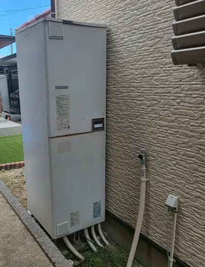 【尼崎市】逃し弁まわりの水が気になる状態が続いたためエコキュートを交換｜SRT-4668WFU-BLからSRT-ST376への施工事例（施工前）