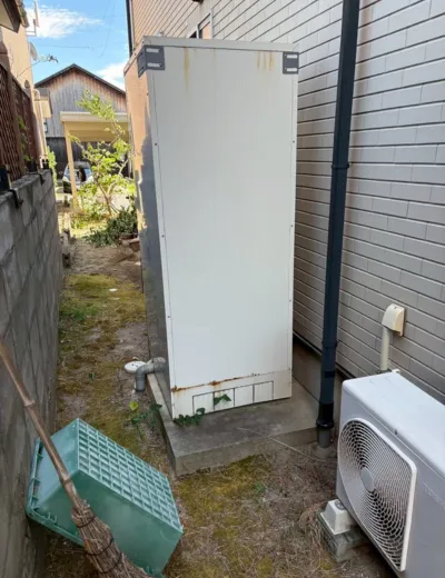 【芦屋市】浴室リモコンの表示が見えづらくなり機種の見直しも兼ねてエコキュートを交換｜UWH-4617AD2UからSRT-ST376への施工事例（施工前）