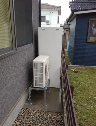 【高市郡明日香村】ヒートポンプまわりから異音がするようになったためエコキュートを交換｜SRT-HPT37W2からCHP-46AZ1JEへの施工事例（施工後）