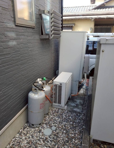 【加古郡播磨町】本体下まわりに水がにじむことがあり不安になったためエコキュートを交換｜TU37MFVからTUA37ZFVへの施工事例（施工前）