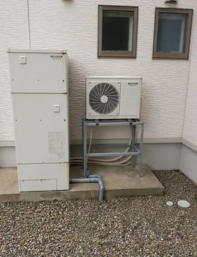 【姫路市】台所と浴室で同時にお湯を使うと温度が安定しにくくなったためエコキュートを交換｜CTU-461D1A11からSRT-ST466への施工事例（施工前）