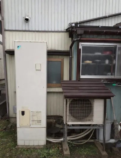 【川辺郡猪名川町】本体下まわりに水気が見られることがあったためエコキュートを交換｜TU46LFVからSRT-ST377への施工事例（施工前）