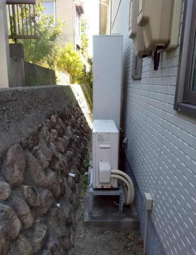 【伊丹市】台所でお湯を使うとシャワー温度がぶれやすくなったためエコキュートを交換｜HE-W46CQからHE-W46LQへの施工事例（施工前）