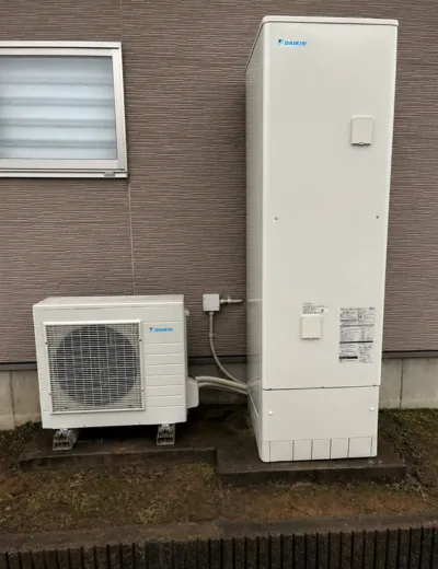 【城陽市】夜間の沸き上げ中にヒートポンプユニットから異音がするようになったためエコキュートを交換｜CTU-46D18AからTUX46XFVへの施工事例（施工後）