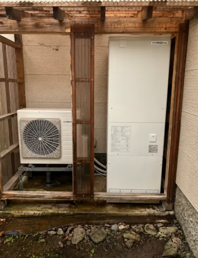 【亀岡市】台所と浴室で同時にお湯を使うと温度が安定しにくくなったためエコキュートを交換｜CU-461D1A9からCTU-E37AY6への施工事例（施工後）