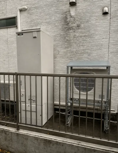 【亀岡市】本体まわりに水漏れのような症状が見られたためエコキュートを交換｜CU-461NA7からSRT-ST466Uへの施工事例（施工後）