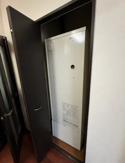 【亀岡市】お湯がぬるく感じることが増えてきたためエコキュートを交換｜CTU-301DA7からCHP-S30AY1-12Bへの施工事例（施工前）
