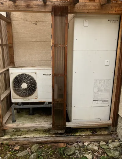 【亀岡市】台所と浴室で同時にお湯を使うと温度が安定しにくくなったためエコキュートを交換｜CU-461D1A9からCTU-E37AY6への施工事例（施工前）