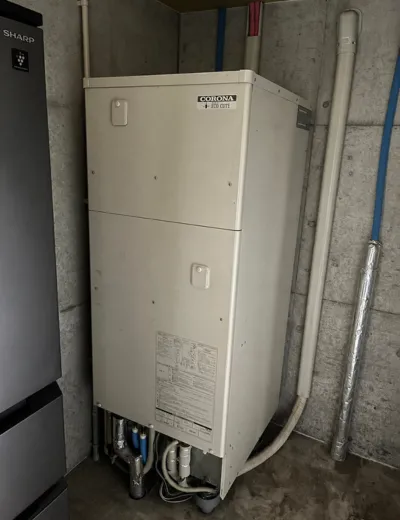【亀岡市】夜間の沸き上げ中に本体まわりの音が気になるようになったためエコキュートを交換｜CTU-461NA6からBHP-TAG37Wへの施工事例（施工前）