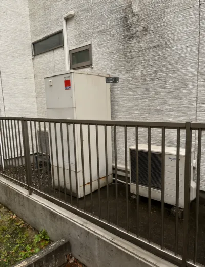 【亀岡市】本体まわりに水漏れのような症状が見られたためエコキュートを交換｜CU-461NA7からSRT-ST466Uへの施工事例（施工前）