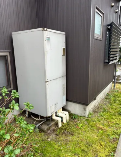 【神戸市中央区】リモコン操作後の反応が遅く感じるようになったためエコキュートを交換｜HPL-2TFB464RAUからTUX46ZFVへの施工事例（施工前）