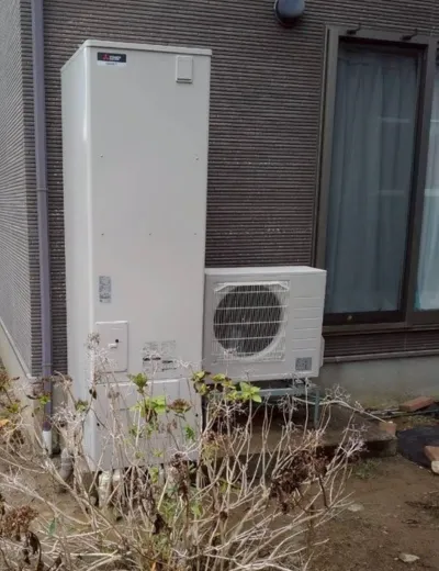 【神戸市東灘区】本体下まわりの水濡れが気になるようになったためエコキュートを交換｜HE-K37AQからSRT-ST466への施工事例（施工後）