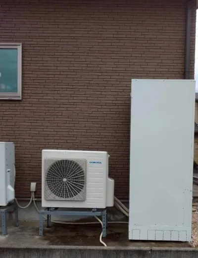 【神戸市東灘区】脚部カバー内の水気が気になるようになったためエコキュートを交換｜CTU-371D1A11からCTU-37AZ1への施工事例（施工後）