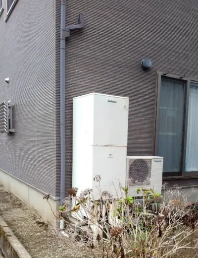 【神戸市東灘区】本体下まわりの水濡れが気になるようになったためエコキュートを交換｜HE-K37AQからSRT-ST466への施工事例（施工前）