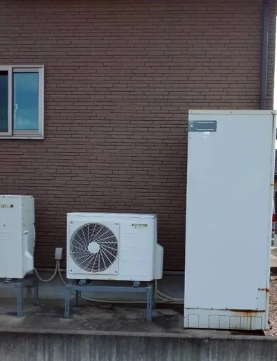 【神戸市東灘区】脚部カバー内の水気が気になるようになったためエコキュートを交換｜CTU-371D1A11からCTU-37AZ1への施工事例（施工前）