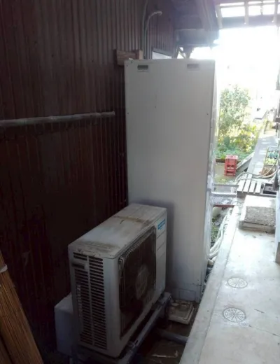 【神戸市東灘区】夜間の沸き上げ中に本体の音が大きくなってきたためエコキュートを交換｜SRT-HPT55W5からSRT-ST466への施工事例（施工前）