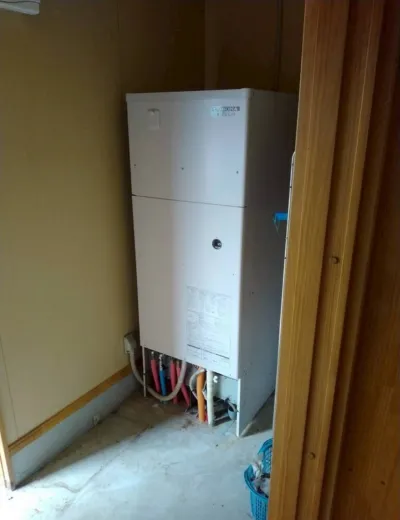 【神戸市兵庫区】シャワーの温度が途中で安定しにくくなったためエコキュートを交換｜CTU-461NA7からSRT-ST466への施工事例（施工前）