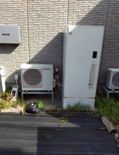 【神戸市西区】本体まわりの水濡れが気になるようになったためエコキュートを交換｜HE-46D3QからHE-D46FQへの施工事例（施工前）