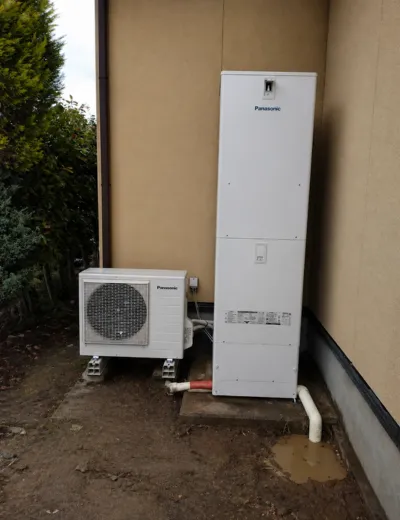 【久世郡久御山町】夜間の沸き上げ中にヒートポンプユニットの音が大きく感じられるようになったためエコキュートを交換｜DH-46G3SUBからHE-J46LSSへの施工事例（施工後）