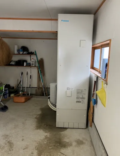 【久世郡久御山町】台所と浴室で同時にお湯を使うと温度が安定しにくくなったためエコキュートを交換｜CTU-H3714SAからTU46XSVへの施工事例（施工後）