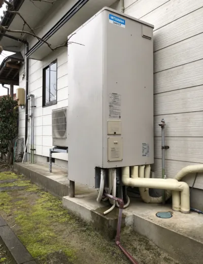 【京都市伏見区】保温してもおふろが冷めやすくなったためエコキュートを交換｜SRT-HPT37WX4からSRT-ST466への施工事例（施工前）