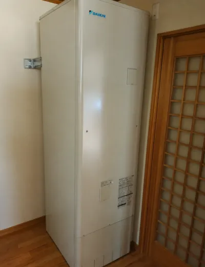 【京都市東山区】お湯がぬるく感じることが増えてきたためエコキュートを交換｜CTU-461NA7からEQX46XFVへの施工事例（施工後）