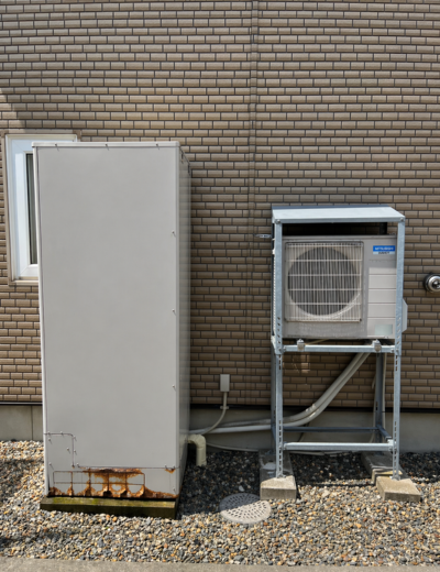 【京都市上京区】夜間の沸き上げ中に本体まわりの音が大きく感じられるようになったためエコキュートを交換｜SRT-HPT55WUX5からTUX46XFVへの施工事例（施工前）