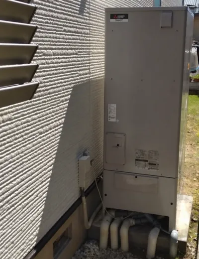 【京都市北区】夜間の沸き上げ中にヒートポンプユニットの音が大きく感じられるようになったためエコキュートを交換｜UWH-4617AD2UからSRT-ST376への施工事例（施工後）