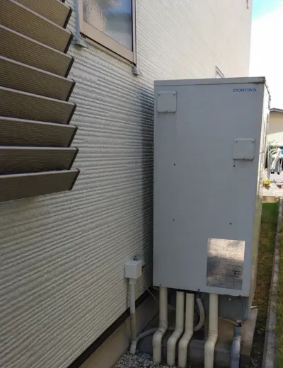 【京都市北区】夜間の沸き上げ中にヒートポンプユニットの音が大きく感じられるようになったためエコキュートを交換｜UWH-4617AD2UからSRT-ST376への施工事例（施工前）