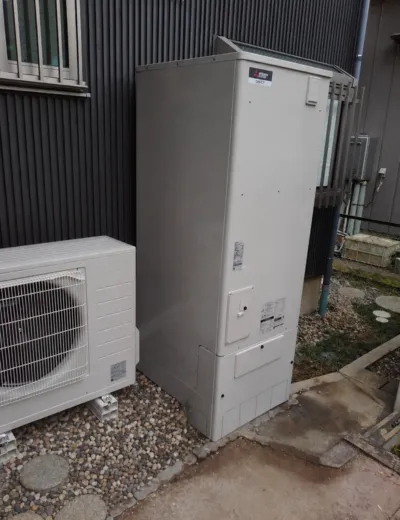 【京都市南区】夜間の沸き上げ中に本体まわりの音が気になるようになったためエコキュートを交換｜HE-K46AQからSRT-ST376Uへの施工事例（施工後）