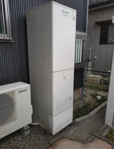 【京都市南区】夜間の沸き上げ中に本体まわりの音が気になるようになったためエコキュートを交換｜HE-K46AQからSRT-ST376Uへの施工事例（施工前）