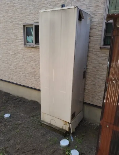 【京都市左京区】本体まわりに水漏れのような症状が見られたためエコキュートを交換｜BE-A46CWUからSRT-ST376への施工事例（施工前）