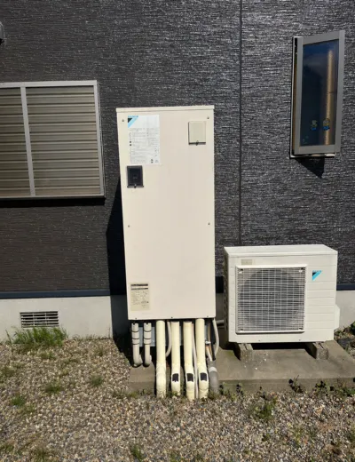 【京都市下京区】本体まわりに水漏れのような症状が見られたためエコキュートを交換｜M05B180AからSRT-ST376への施工事例（施工前）