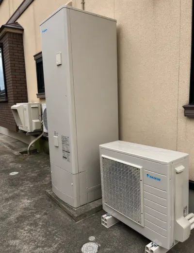 【京都市右京区】夜間の沸き上げ中にヒートポンプユニットの音が気になるようになったためエコキュートを交換｜DH-46G3QUBAからTUX46XFVへの施工事例（施工後）